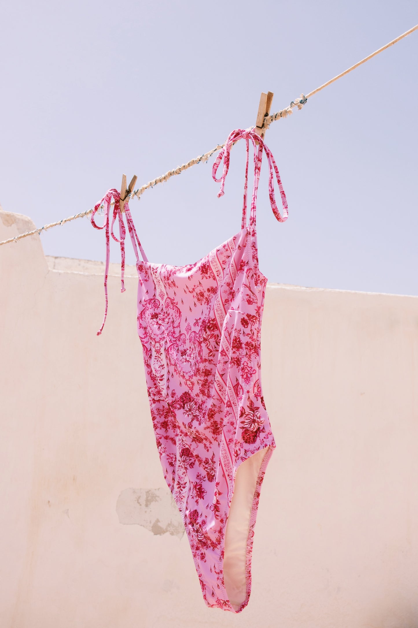 Μονόχρωμο ολόσωμο μαγιό Virginia σε ροζ απόχρωση, με minimal σχέδιο με λουλούδια και άνετη εφαρμογή